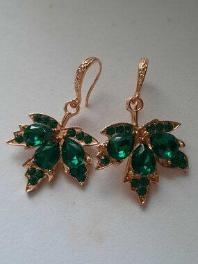 Brand New Pretty Maple Leave Earrings